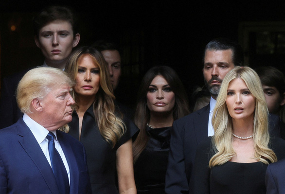 Ông Trump và các con cùng có mặt trong tang lễ bà Ivana Trump - Ảnh 6.