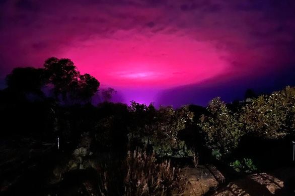 Dải sáng màu hồng kỳ lạ trên bầu trời đêm ở Úc - Ảnh 1.