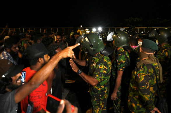 Sri Lanka dẹp trại biểu tình ở thủ đô, 50 người bị thương - Ảnh 1.