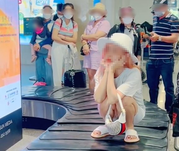 Khách nữ làm hành động lạ trên băng chuyền hành lý sân bay - Ảnh 2. Khách nữ làm hành động lạ trên băng chuyền hành lý sân bay - Ảnh 2.