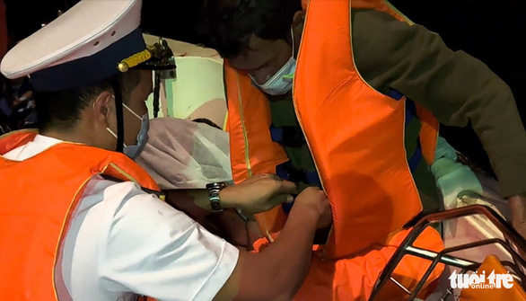 Ngư dân vụ chìm tàu cá Bình Thuận mong tìm thấy xác các thuyền viên bị thả trôi
