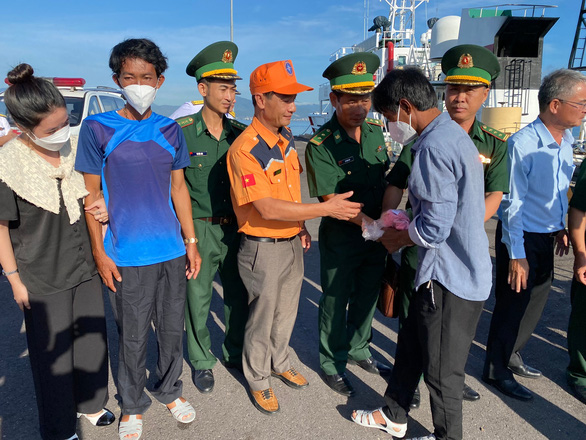 Người thân xúc động gặp lại 5 ngư dân Bình Thuận sống sót trở về - Ảnh 6.