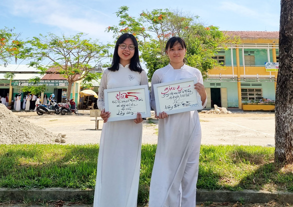 Nữ sinh đạt điểm 10 môn văn duy nhất Quảng Nam với bài thi 9 trang giấy - Ảnh 1.