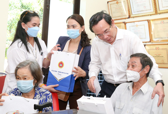 Bí thư Nguyễn Văn Nên thăm người có công neo đơn tại Trung tâm dưỡng lão Thị Nghè - Ảnh 2.