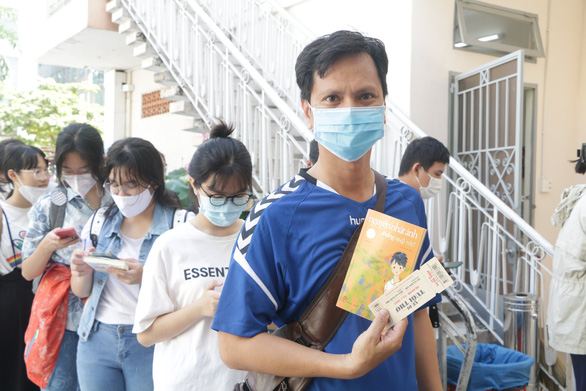 Hơn 1.000 độc giả dự buổi ký tặng của nhà văn Nguyễn Nhật Ánh - Ảnh 1.