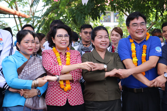 Bà Tô Thị Bích Châu thăm các chiến sĩ tình nguyện TP.HCM tại Lào - Ảnh 1.