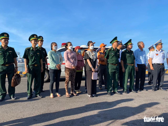 5 ngư dân sống sót về đến Cam Ranh sau 12 ngày trôi dạt trên biển - Ảnh 4.