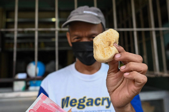 Nhiều tiệm bánh mì Philippines cắt giảm trọng lượng vì lạm phát - Ảnh 2.