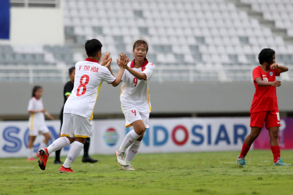 U18 nữ Việt Nam thắng Singapore 9-0 trong trận ra quân Giải U18 Đông Nam Á 2022 - Ảnh 1.