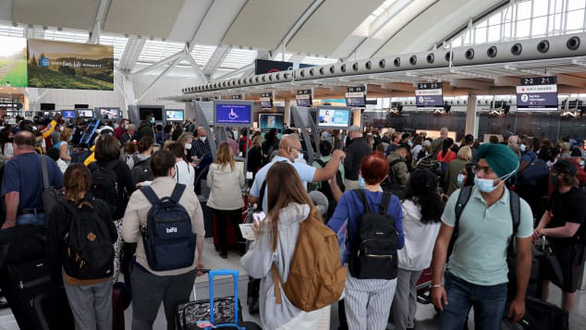 Các sân bay khắp thế giới vật lộn vì đông khách, chậm chuyến - Ảnh 2.