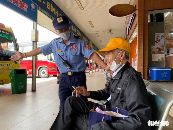 Xử phạt người hút thuốc lá tại nhà ga, bến xe: Không làm kiểu ‘đánh trống bỏ dùi’ - Ảnh 1.