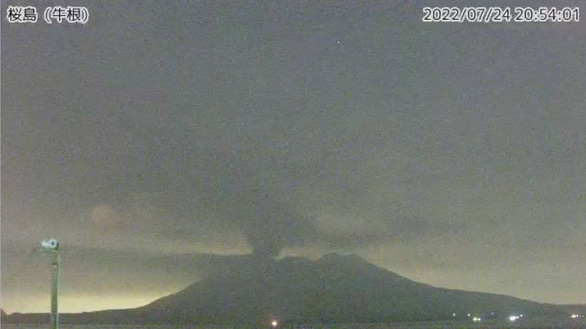 Núi lửa Sakurajima ở Nhật phun trào ngày thứ 2 liên tiếp, đá văng xa đến 2,5km - Ảnh 3.