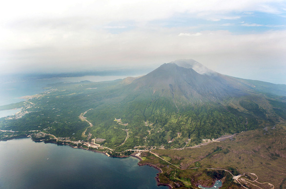 Núi lửa Sakurajima ở Nhật phun trào ngày thứ 2 liên tiếp, đá văng xa đến 2,5km - Ảnh 6.