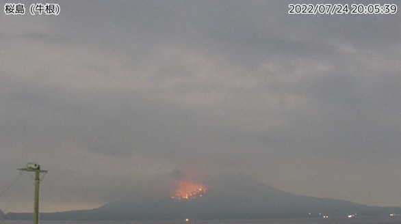 Núi lửa Sakurajima ở Nhật phun trào ngày thứ 2 liên tiếp, đá văng xa đến 2,5km - Ảnh 1.