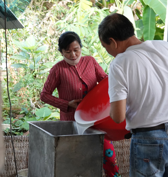 Về miền Tây, thưởng thức đặc sản hủ tiếu ngũ sắc vừa dai vừa mềm - Ảnh 1.