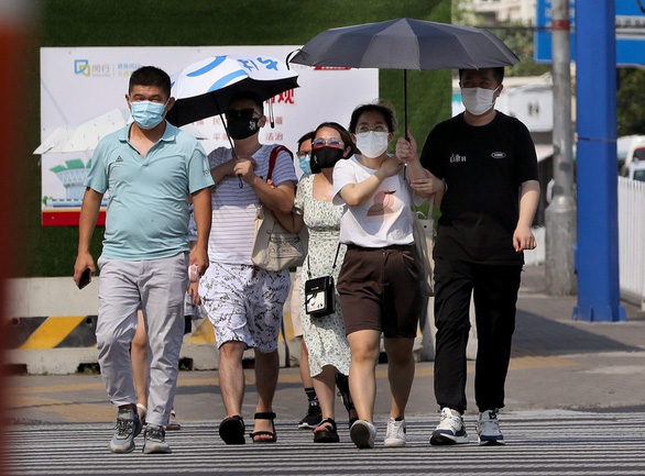 Trung Quốc khuyên hàng chục triệu người ở nhà vì nóng kỷ lục - Ảnh 2.