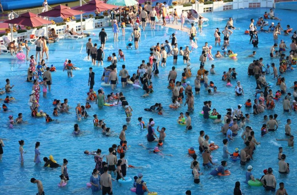 Trung Quốc khuyên hàng chục triệu người ở nhà vì nóng kỷ lục - Ảnh 1.