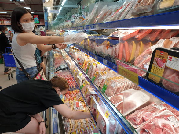 Giá thịt heo giảm đều, sẽ giảm thêm nếu ngưng xuất sang Trung Quốc - Ảnh 1.