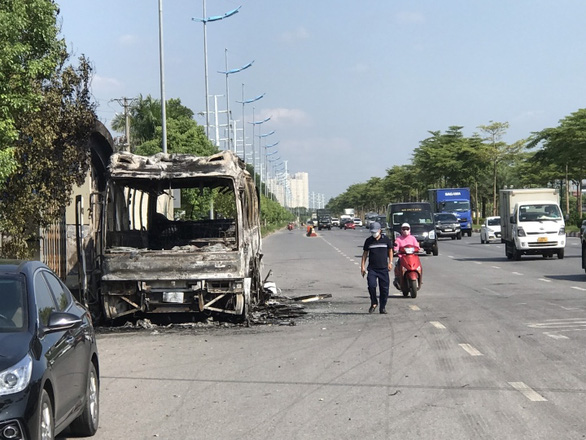 Xe khách 45 chỗ cháy rụi trên đường ở Hà Nội - Ảnh 2.