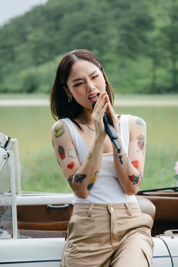 Ngẩn tò te vì loạt hình xăm siêu nhí nhố của Miu Lê trong version mới của Vì mẹ anh bắt chia tay - Ảnh 3. Ngẩn tò te vì loạt hình xăm siêu nhí nhố của Miu Lê trong version mới của Vì mẹ anh bắt chia tay - Ảnh 3.