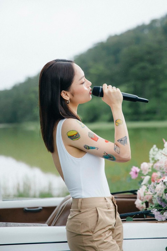 Ngẩn tò te vì loạt hình xăm siêu nhí nhố của Miu Lê trong version mới của Vì mẹ anh bắt chia tay - Ảnh 5. Ngẩn tò te vì loạt hình xăm siêu nhí nhố của Miu Lê trong version mới của Vì mẹ anh bắt chia tay - Ảnh 5.