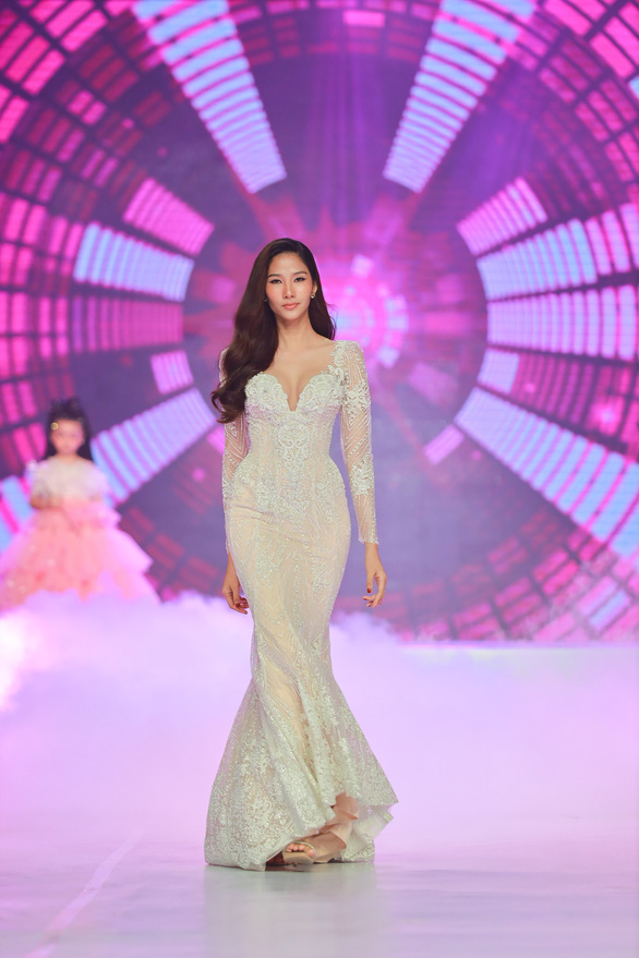Hoàng Thùy, Mâu Thủy, Lệ Hằng ‘đọ dáng’ trong My Dream Fashion Show 2022 - Ảnh 9.
