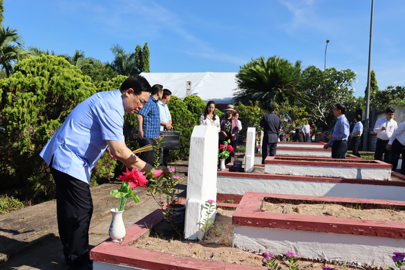 Chủ tịch Quốc hội Vương Đình Huệ dâng hương liệt sĩ, thăm khu lưu niệm cố Thủ tướng Phạm Văn Đồng - Ảnh 2.