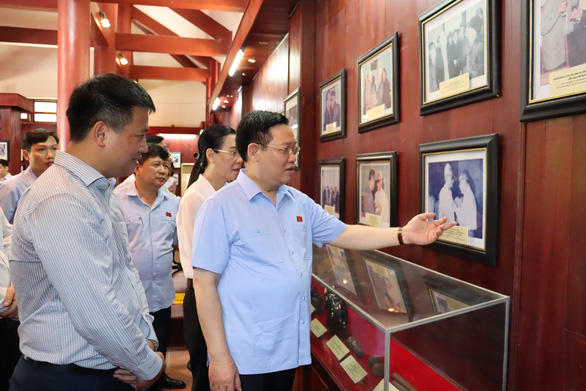 Chủ tịch Quốc hội Vương Đình Huệ dâng hương liệt sĩ, thăm khu lưu niệm cố Thủ tướng Phạm Văn Đồng - Ảnh 3.