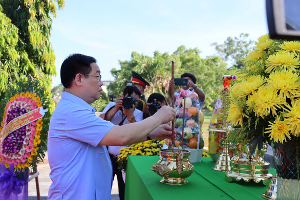 Chủ tịch Quốc hội Vương Đình Huệ dâng hương liệt sĩ, thăm khu lưu niệm cố Thủ tướng Phạm Văn Đồng - Ảnh 1.