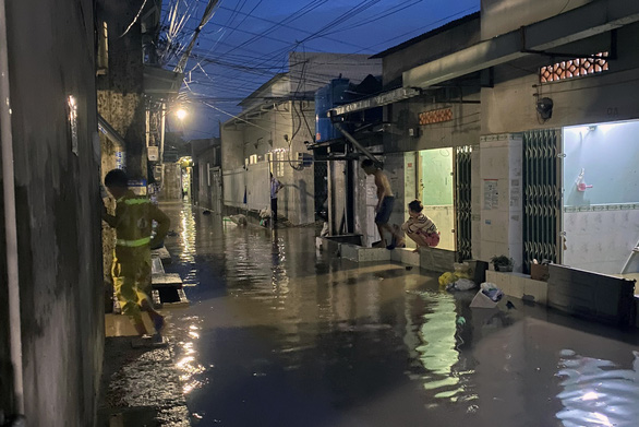 Nước cuồn cuộn sau cơn mưa lớn tại Đồng Nai, cuốn trôi nhiều xe máy - Ảnh 1.