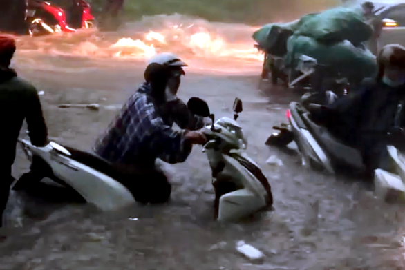 Video nước cuốn nhiều xe máy ở Đồng Nai: Do đường dốc, nước từ nhiều nơi dồn về? - Ảnh 2.