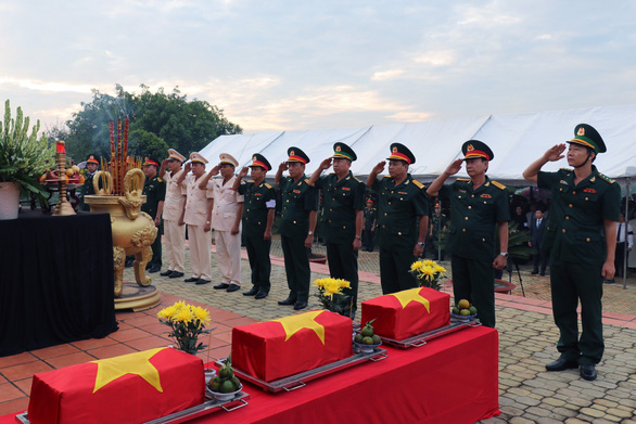 Bình Phước an táng hơn 40 hài cốt liệt sĩ hy sinh tại Campuchia - Ảnh 1.