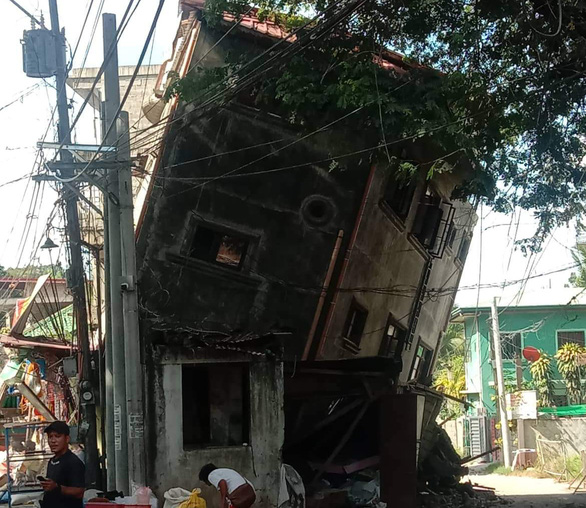 Động đất 7,1 độ Richter ở Philippines khiến nhiều tòa nhà xiêu vẹo, sụp đổ - Ảnh 2.
