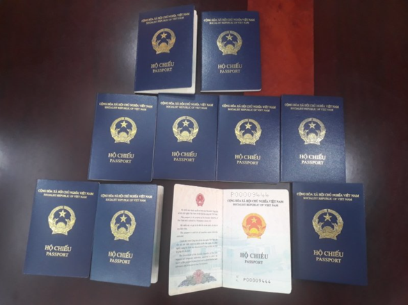 Đức chưa chấp nhận hộ chiếu bìa xanh tím than của Việt Nam vì thiếu nơi sinh? - 1
