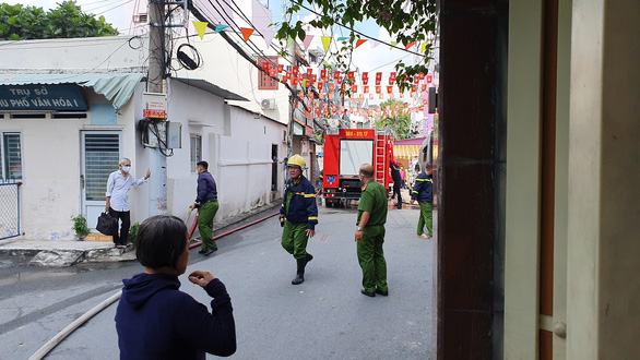 Cháy nhà trong hẻm sâu, lực lượng chữa cháy không vào được, phải phun nước từ phía sau - Ảnh 3.