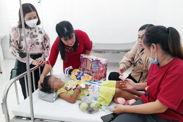 Vụ bé gái 7 tuổi nhiều vết thương ở Bình Phước: Bắt tạm giam cha dượng - Ảnh 2.