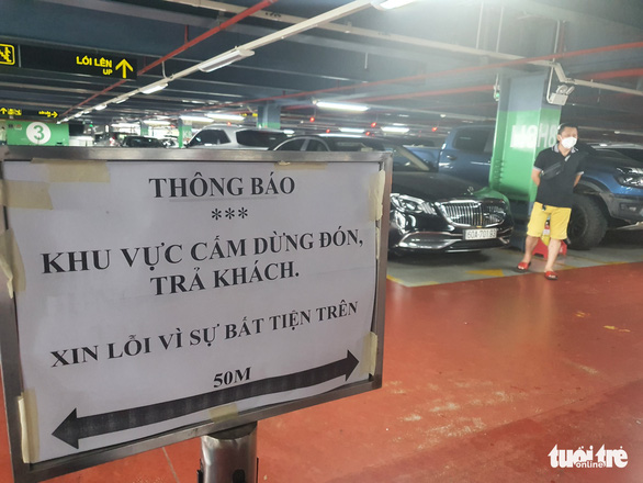 Xe công nghệ ngưng leo lầu đón khách ở nhà xe sân bay Tân Sơn Nhất - Ảnh 1.