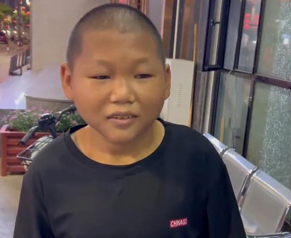 Ngoại hình như đứa trẻ lên 10 của chàng trai 27 tuổi - Ảnh 2. Ngoại hình như đứa trẻ lên 10 của chàng trai 27 tuổi - Ảnh 2.