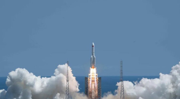 Tên lửa mất kiểm soát của Trung Quốc đang lao nhanh về Trái đất, chưa biết được điểm rơi - Ảnh 1.