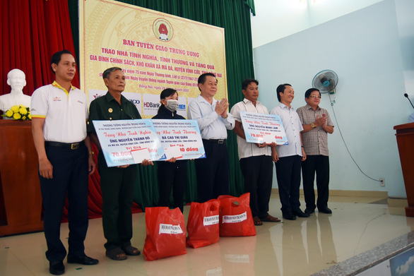 Trưởng Ban Tuyên giáo trung ương thăm, tặng quà cho 200 gia đình tại Đồng Nai - Ảnh 1.