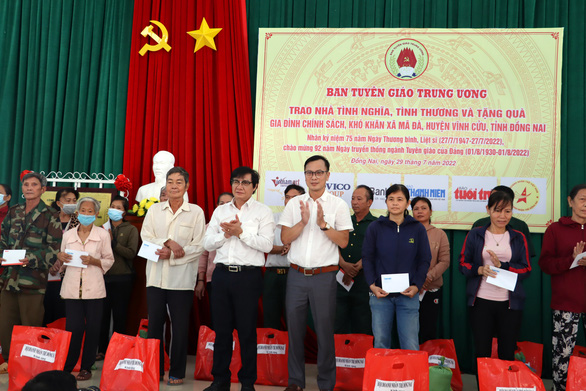 Trưởng Ban Tuyên giáo trung ương thăm, tặng quà cho 200 gia đình tại Đồng Nai - Ảnh 3.