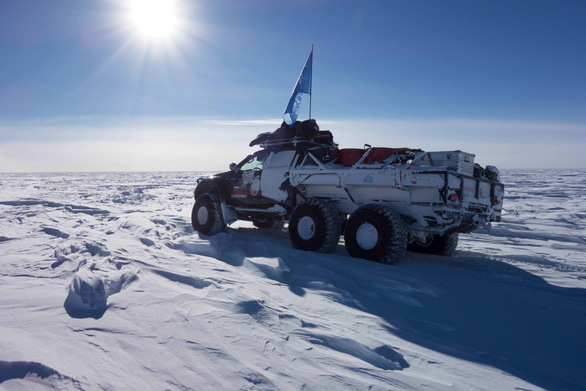 Toyota Hilux độ 6 bánh, chinh phục Nam Cực -43 độ C, giá gần 6,5 tỉ đồng - Ảnh 2.