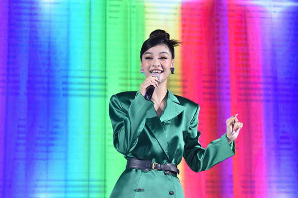 Lương Thùy Linh, Phương Anh, Lona xuất hiện tại Gala chuyến xe Không tiền mặt - Ảnh 2.