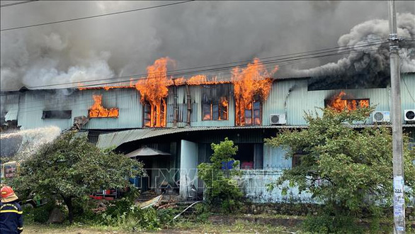 Lại cháy lớn ở Khu công nghiệp Phú Tài, sau 4 tiếng vẫn chưa được khống chế - Ảnh 5.