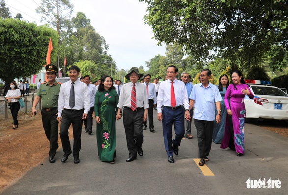 Lãnh đạo TP.HCM thăm khu di tích căn cứ Trung ương cục Miền Nam - Ảnh 1. Lãnh đạo TP.HCM thăm khu di tích căn cứ Trung ương cục Miền Nam - Ảnh 1.
