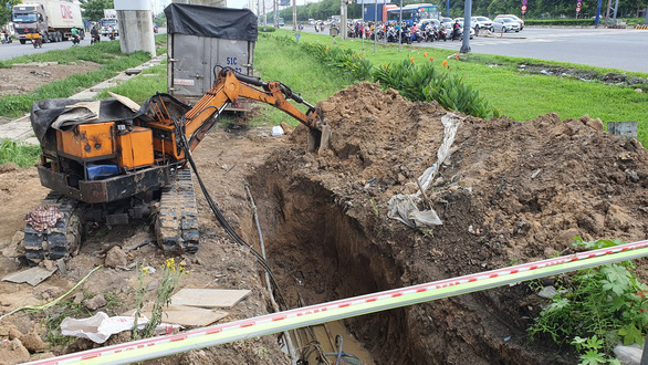 Công nhân công ty cây xanh bị vùi lấp dưới hố sâu 4m tử vong - Ảnh 1.