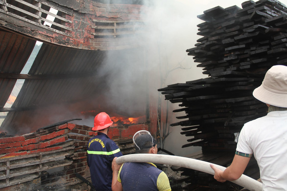 Lại cháy lớn ở Khu công nghiệp Phú Tài, 7 tiếng mới dập tắt - Ảnh 3.