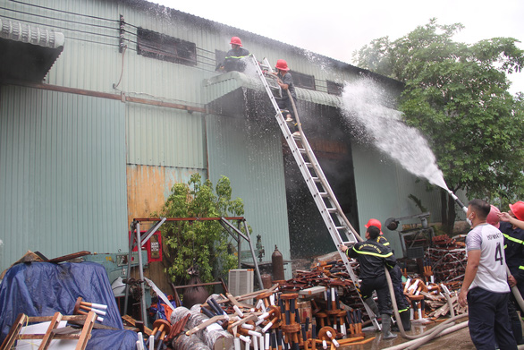 Lại cháy lớn ở Khu công nghiệp Phú Tài, sau 4 tiếng vẫn chưa được khống chế - Ảnh 3.