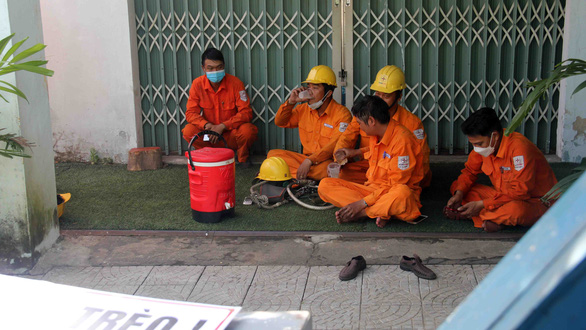 Cần có trạm tránh nắng nóng - Ảnh 1.