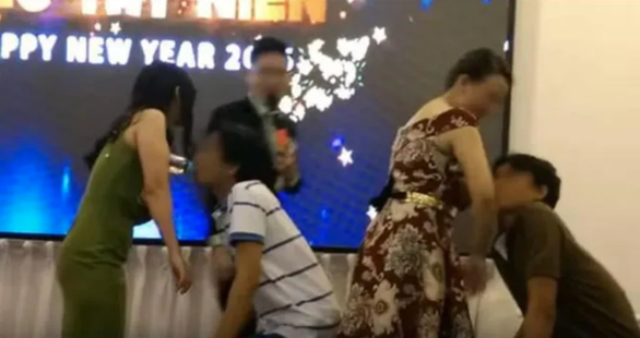 Lợi dụng giới tính, loạt trò team building phản cảm ra đời - Ảnh 5. Lợi dụng giới tính, loạt trò team building phản cảm ra đời - Ảnh 5.